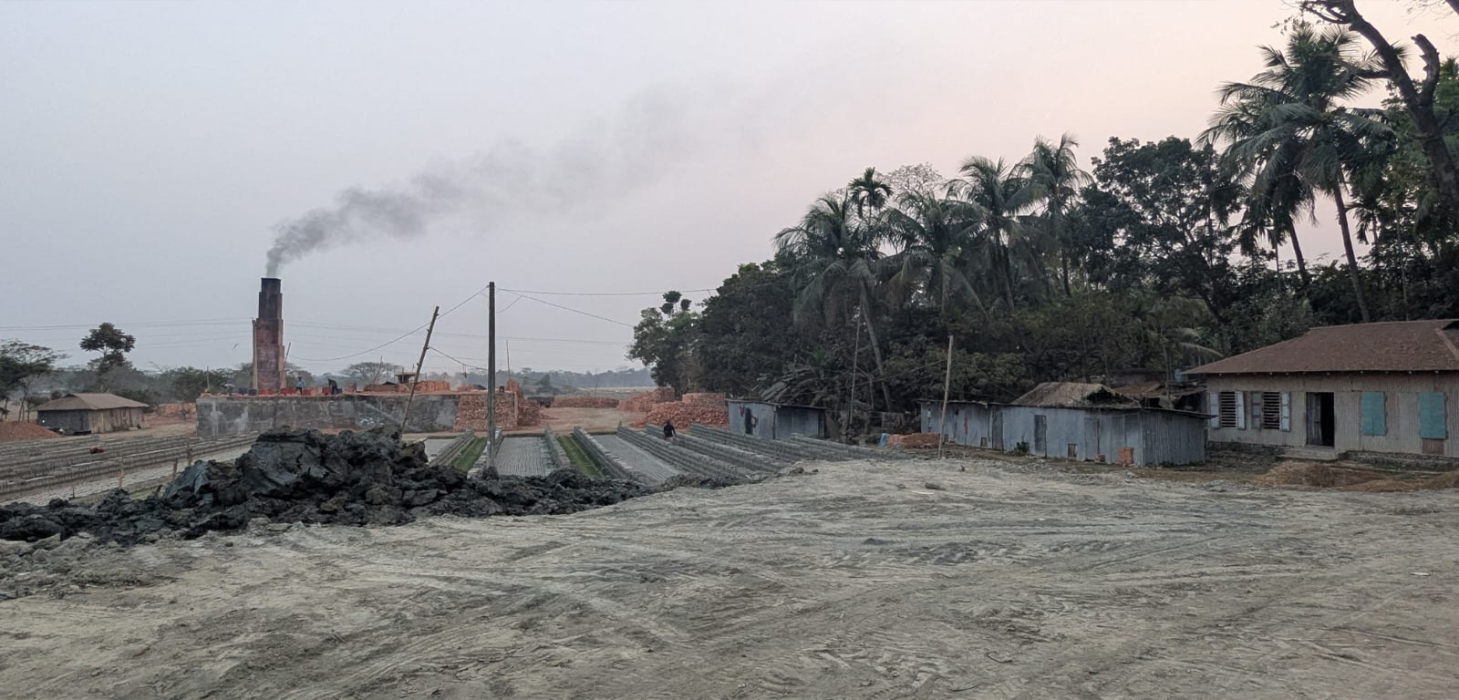 বিষাক্ত ধোঁয়ার নিচে বন্দি জীবন