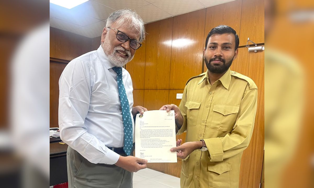 উপদেষ্টার বিশেষ সহকারী অধ্যাপক ডা. সায়েদুর রহমানের হাতে স্মারকলিপি তুলে দেন রিপন মাহমুদ। ছবি- রূপালী বাংলাদেশ