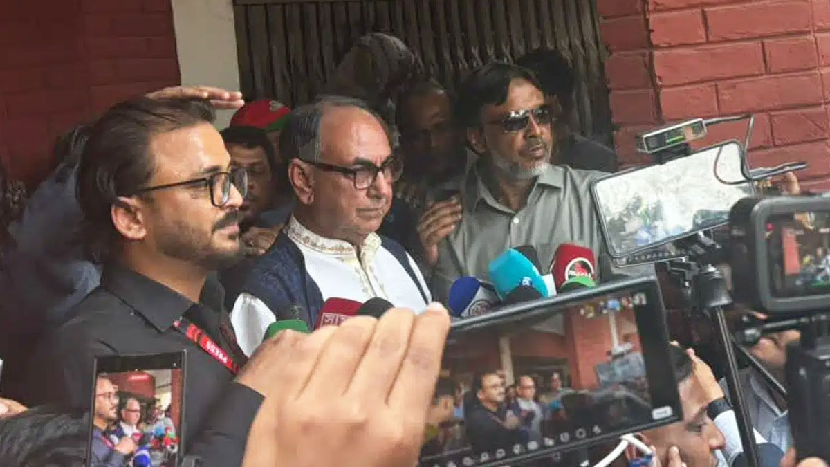 ভোটকেন্দ্র পরিদর্শন শেষে সাংবাদিকদের সঙ্গে কথা বলেন মির্জা আব্বাস । ছবি : সংগৃহীত