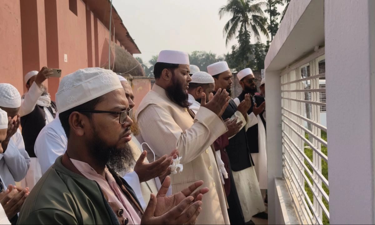কবর জিয়ারতে গোপালগঞ্জ-৩ আসনের ১০ দলীয় জোটপ্রার্থী আব্দুল আজিজ মাক্কী। ছবি : রূপালী বাংলাদেশ