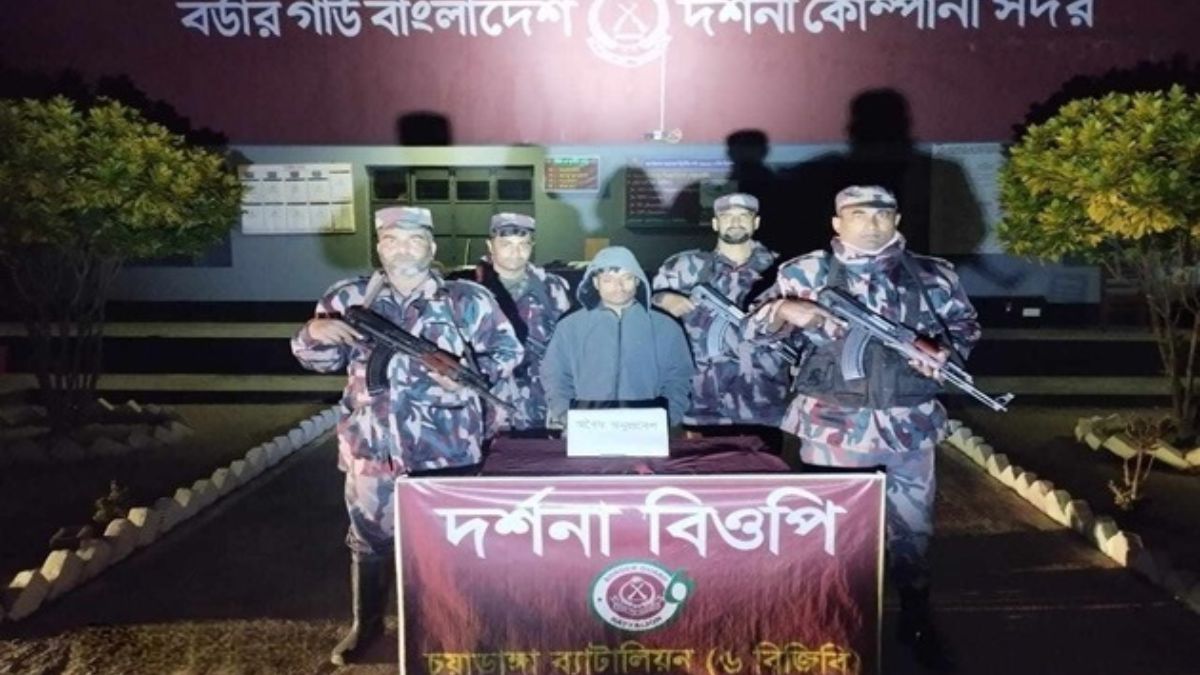 আব্দুর রাজ্জাককে আটক করেছে বিজিবি। ছবি- রূপালী বাংলাদেশ