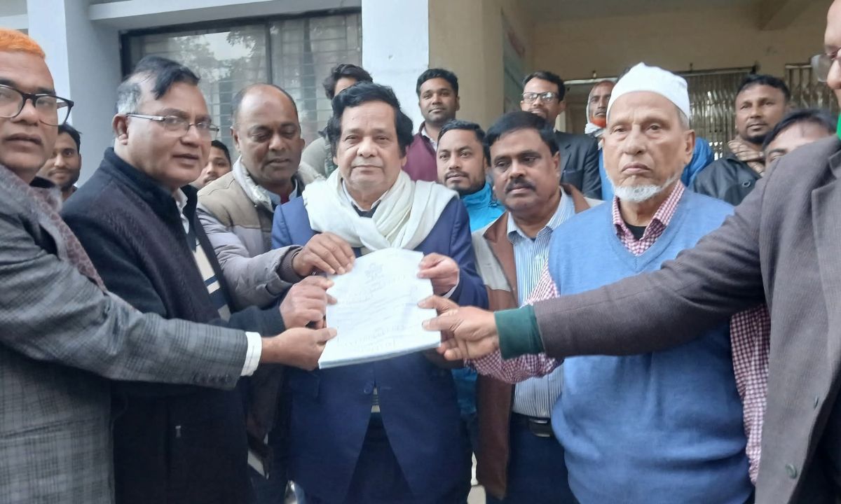 বালিয়াডাঙ্গী উপজেলা নির্বাহী কর্মকর্তার কাছ থেকে ডা. আব্দুস সালামের মনোনয়ন ফরম সংগ্রহ। ছবি- রূপালী বাংলাদেশ