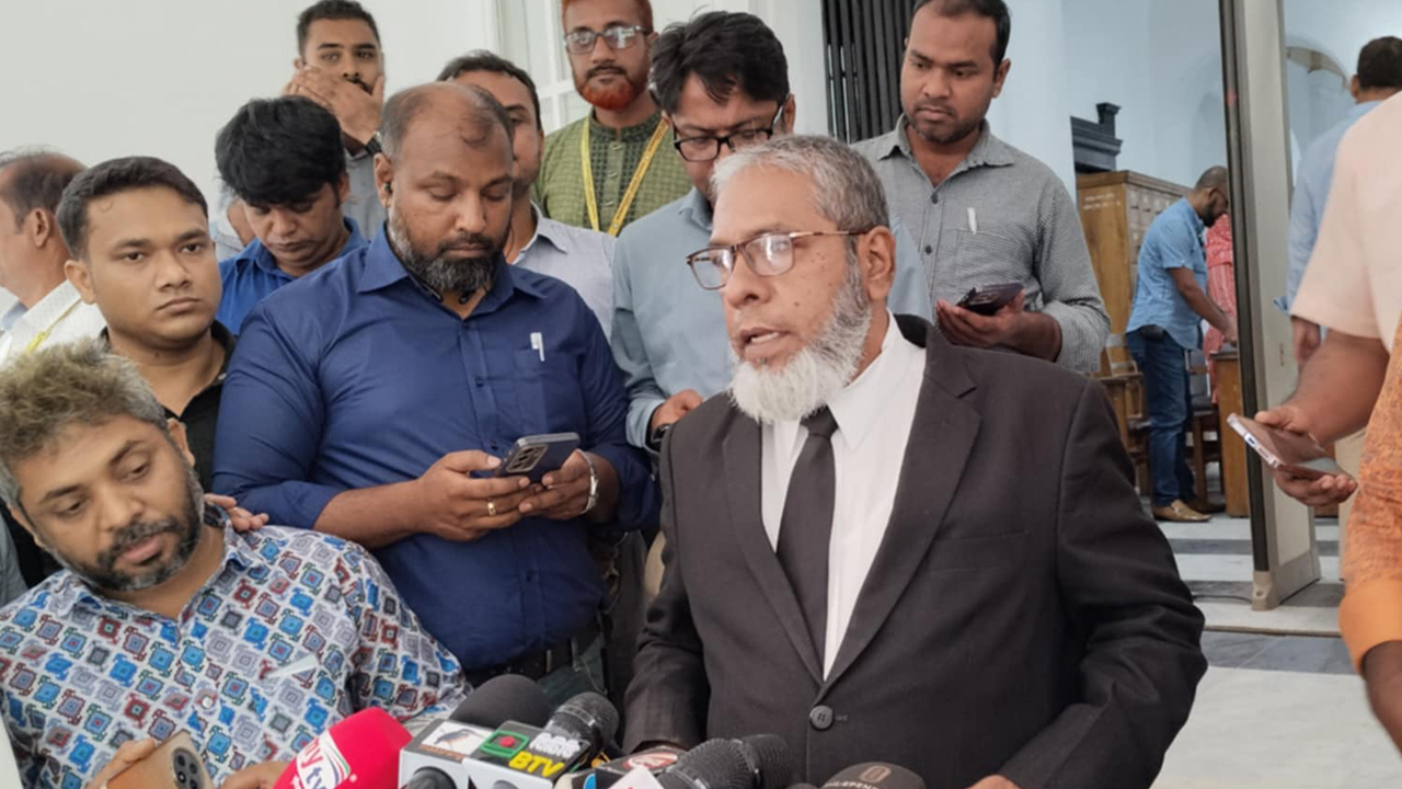সাংবাদিকদের সঙ্গে কথা বলছেন আইনজীবী। ছবি- সংগৃহীত