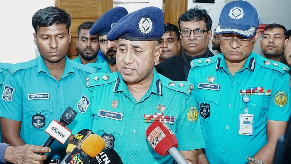 গণমাধ্যমের সঙ্গে কথা বলেন পুলিশ কমিশনার মোহাম্মদ আবু সুফিয়ান। ছবি- রূপালী বাংলাদেশ