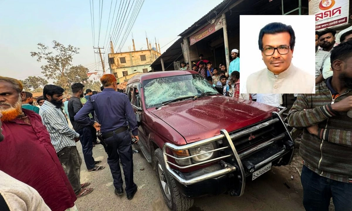 বিএনপির সাবেক এমপি আবুল বাশার আকন্দের গাড়ি ভাঙচুর। ছবি : রূপালী বাংলাদেশ