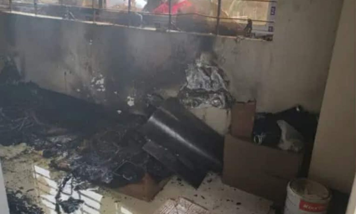 আখাউড়া রেলওয়ে জংশনে সিগন্যাল কেবিনে এসি বিস্ফোরণে সৃষ্টি অগ্নিকাণ্ড। ছবি- রূপালী বাংলাদেশ