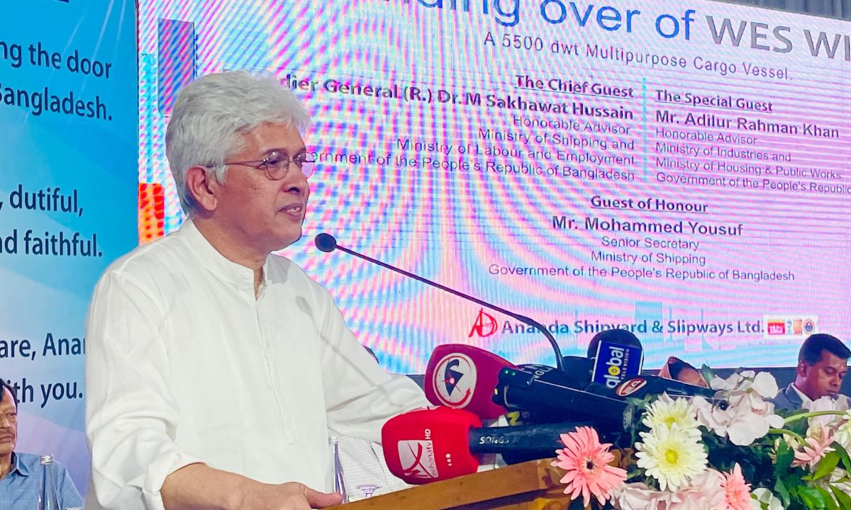 বক্তব্য দেন শিল্প, গৃহায়ণ ও পূর্ত মন্ত্রণালয়ের উপদেষ্টা আদিলুর রহমান খান। ছবি- রূপালী বাংলাদেশ