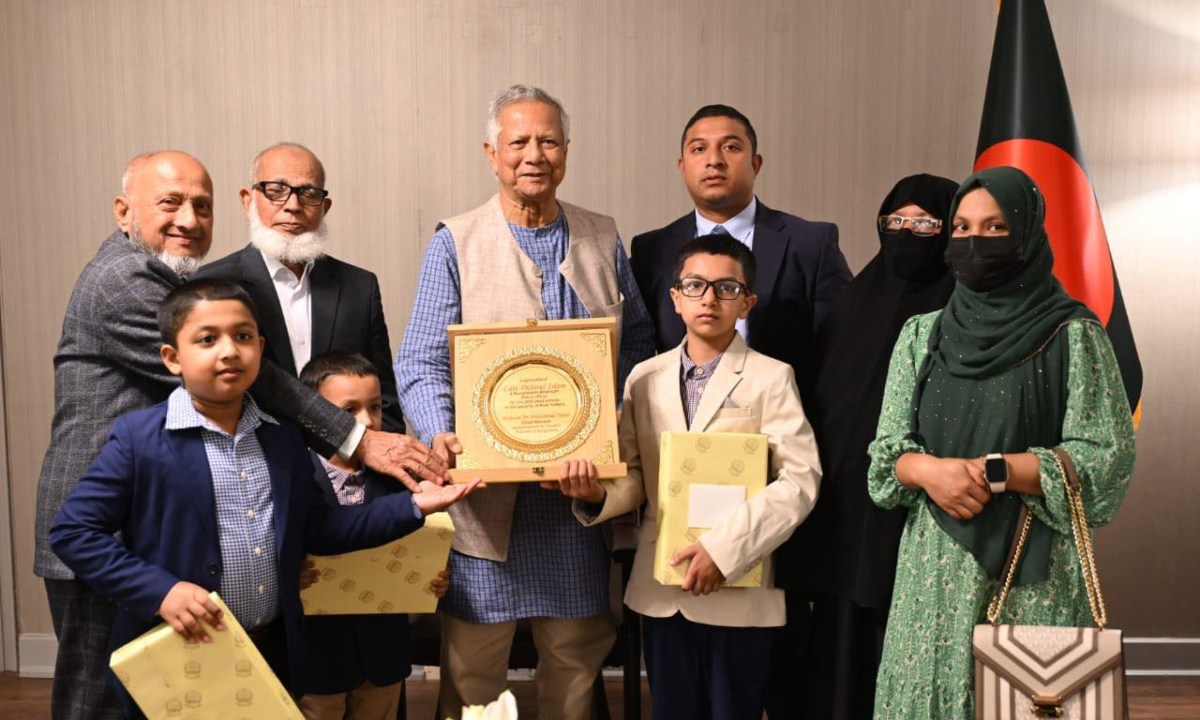 নিউইয়র্কের একটি হোটেলে প্রধান উপদেষ্টা ড. মুহাম্মদ ইউনূসের সঙ্গে প্রয়াত পুলিশ কর্মকর্তা দিদারুল ইসলামের পরিবারের সদস্যরা। ছবি- সংগৃহীত