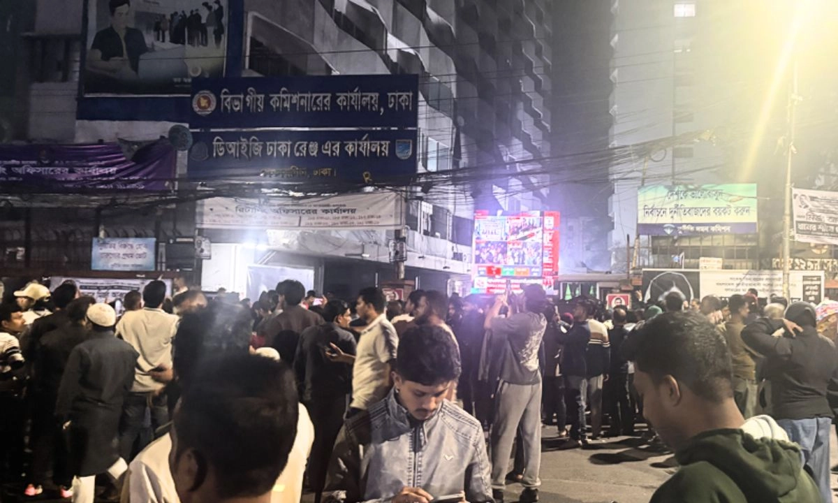 রিটার্নিং কর্মকর্তার কার্যালয়ের সামনে বিএনপির শতাধিক নেতাকর্মীর অবস্থান