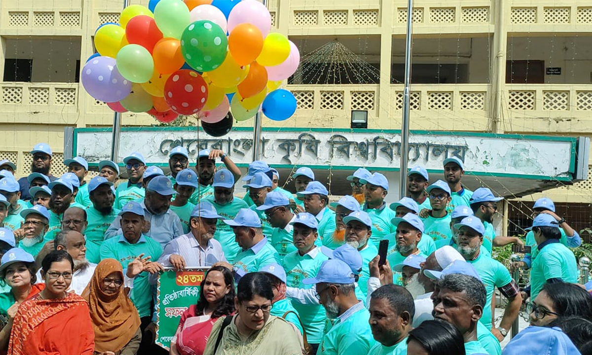 জাতীয় পতাকা উত্তোলন, বেলুন ও পায়রা উড়িয়ে অনুষ্ঠানের উদ্বোধন করা হয়। ছবি- রূপালী বাংলাদেশ