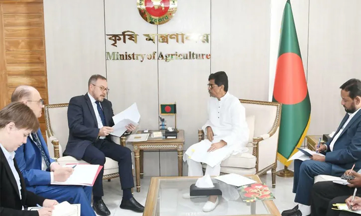 মোহাম্মদ আমিন উর রশিদ ও আলেক্সান্ডার খোজিন। ছবি : সংগৃহীত