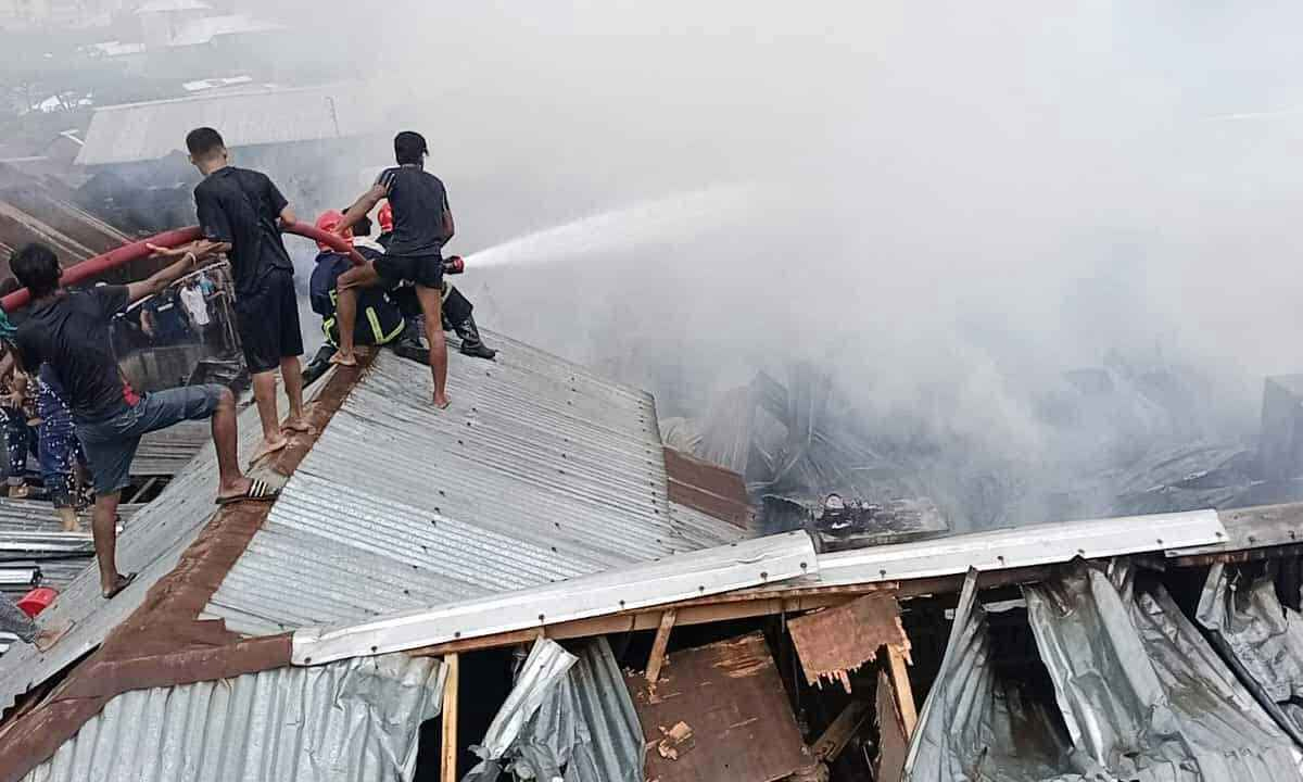 আগুন নিয়ন্ত্রণে কাজ করছে ফায়ার সার্ভিস। ছবি- সংগৃহীত