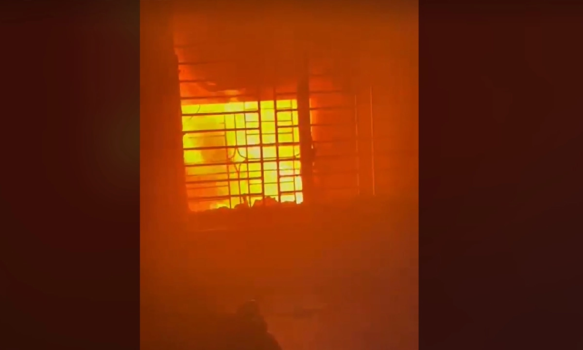 রাত ২টায় দিকে রাজধানীর কদমতলীতে বহুতল ভবনে আগুন লাগে। ছবি- সংগৃহীত
