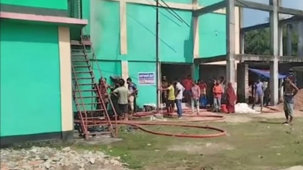 সালেমা অটো রাইস মিলের ভেতরে থাকা তুলার গুদামে আগুন। ছবি- রূপালী বাংলাদেশ