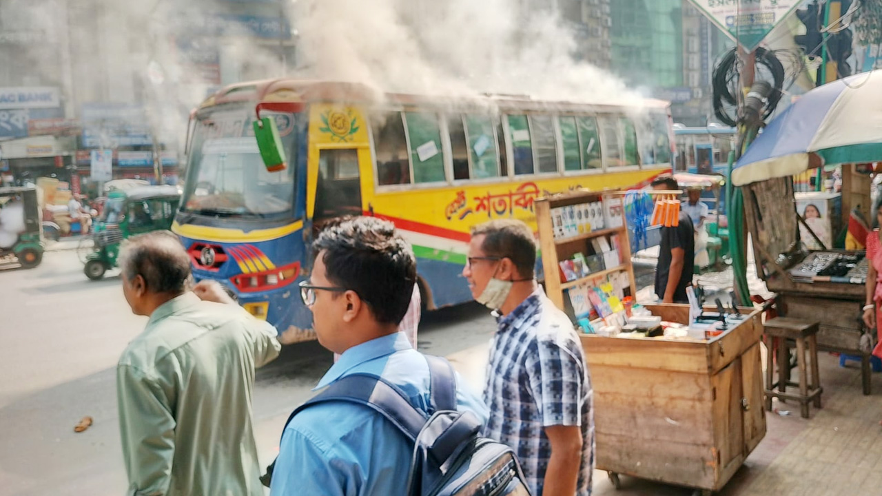 মিরপুরের শাহ আলী থানা এলাকায়  শতাব্দী পরিবহনের একটি বাসে আগুন দেওয়া ঘটনা ঘটে। ছবি- সংগৃহীত