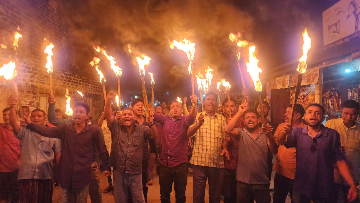 আক্কেলপুরে ইঞ্জিনিয়ার গোলাম মোস্তফার কর্মী-সমর্থকরা বিক্ষোভ ও মশাল মিছিল। ছবি- রূপালী বাংলাদেশ