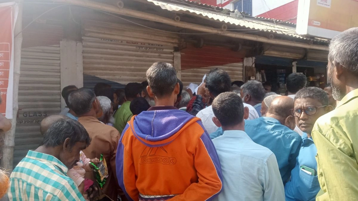 সার নিতে দোকানে ভীড় করছে কৃষকরা। ছবি- রূপালী বাংলাদেশ