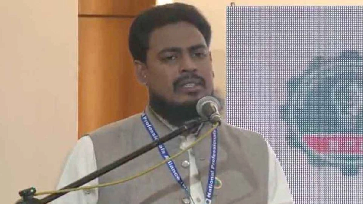 বক্তব্য দেন এনসিপির সদস্যসচিব আখতার হোসেন। ছবি- রূপালী বাংলাদেশ