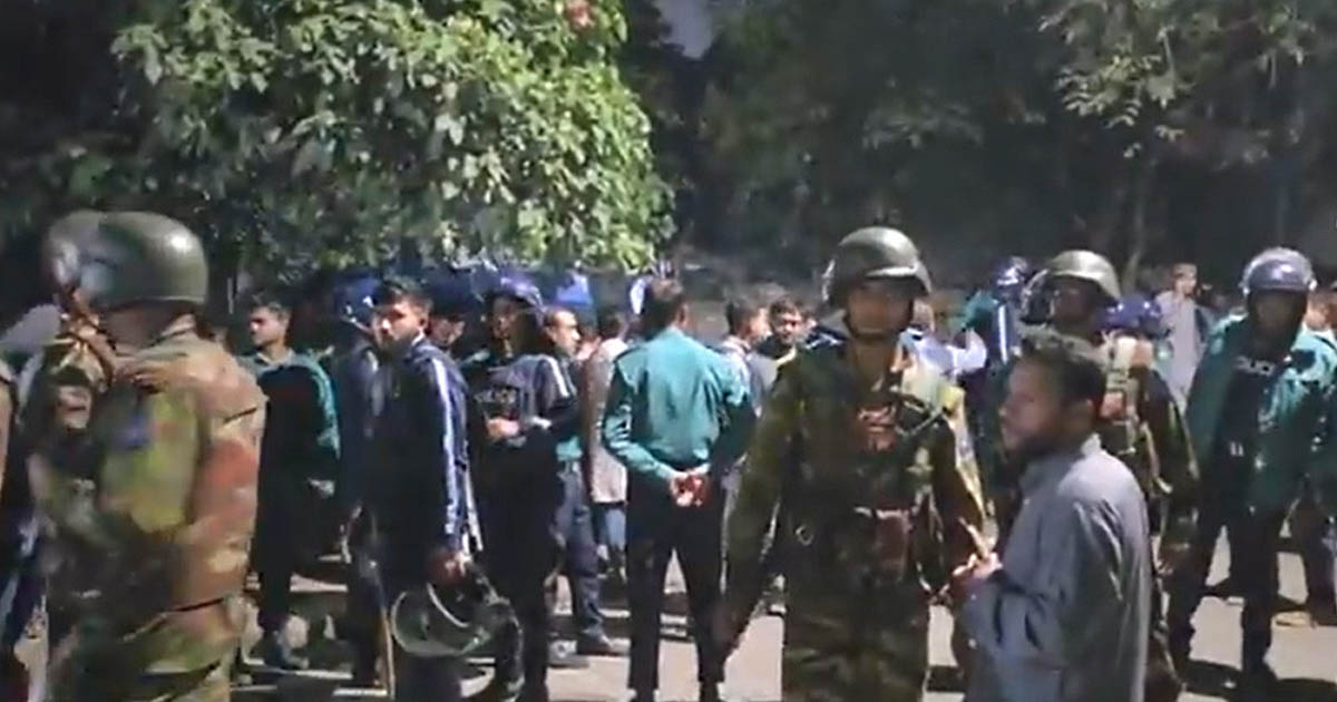 ঢাকা আলিয়া মাদরাসায় দফায় দফায় সংঘর্ষ, পরিস্থিতি নিয়ন্ত্রণে সেনা মোতায়েন