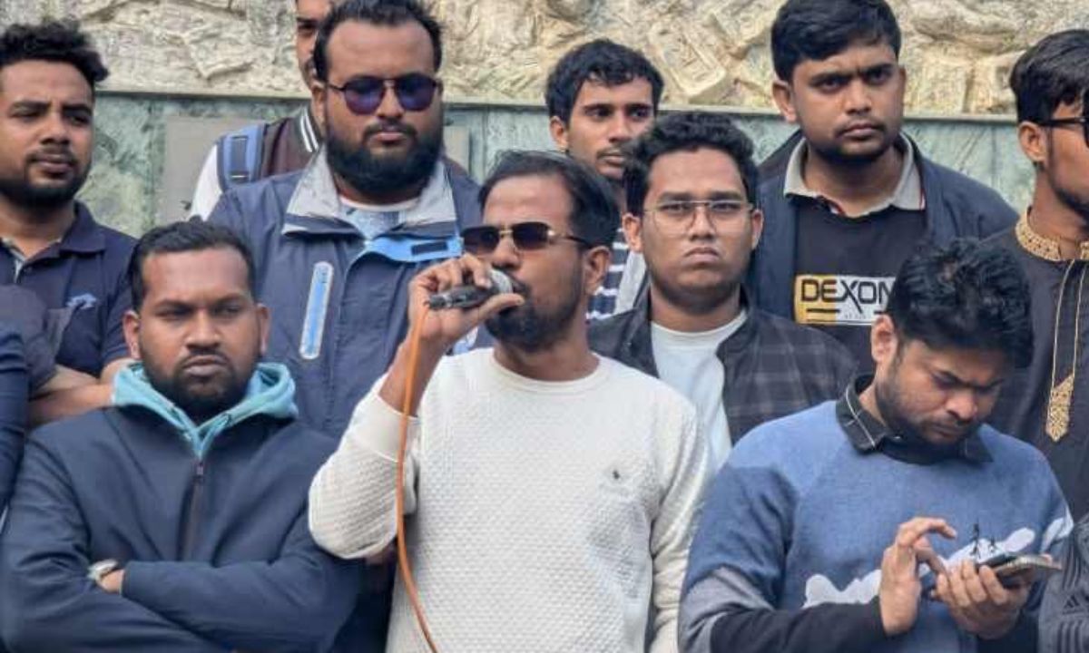 বক্তব্য দেন রাবি শাখা ছাত্রদলের সিনিয়র সহসভাপতি শাকিলুর রহমান সোহাগ। ছবি- রূপালী বাংলাদেশ