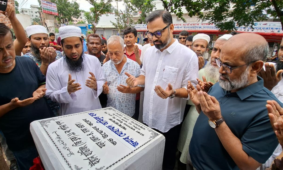 রূপনগরে নতুন পানির পাম্প উদ্বোধন করেন আমিনুল হক। ছবি- সংগৃহীত