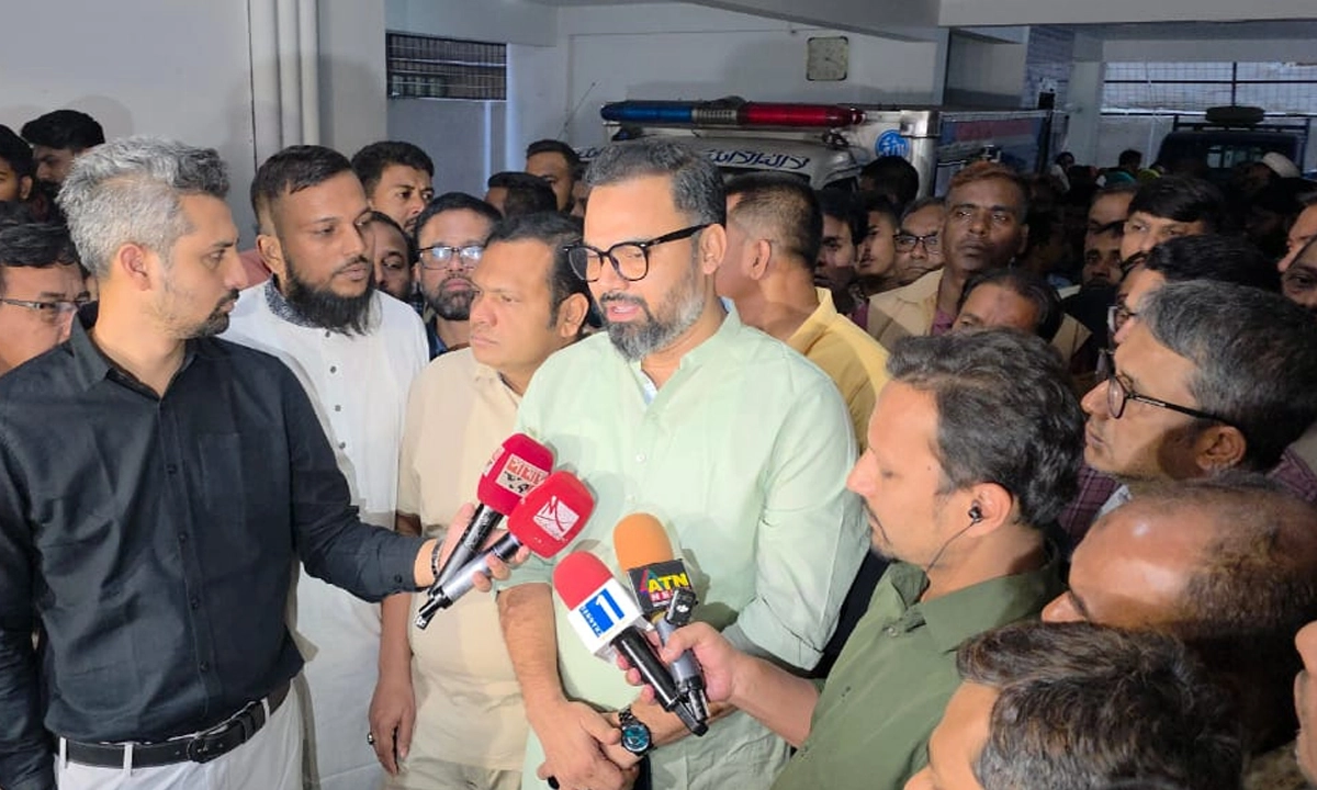 সাংবাদিকদের সঙ্গে কথা বলছেন আমিনুল হক।  ছবি- রূপালী বাংলাদেশ