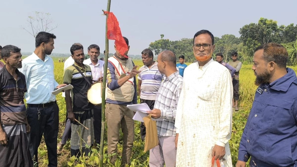 আমজাদ হোসেনকে জমি উদ্ধার করে প্রশাসন। ছবি- রূপালী বাংলাদেশ