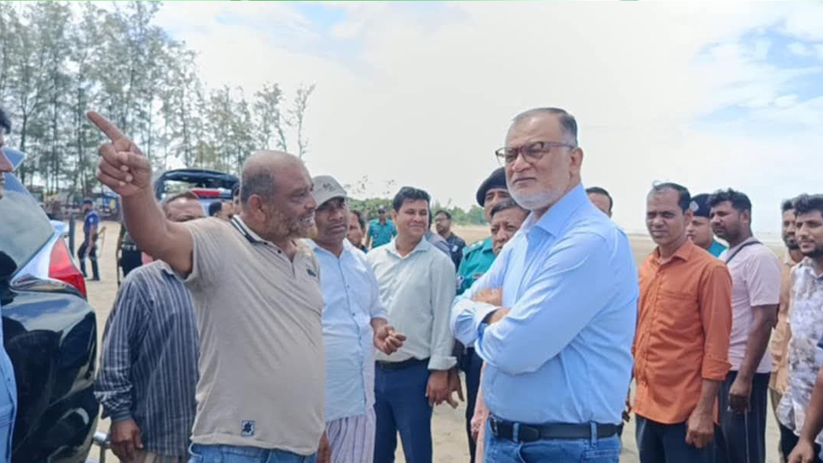 স্থানীয় ব্যবসায়ী নুরুল আনোয়ার সৈকতের অব্যবস্থাপনা ও নানা অনিয়মের চিত্র উপদেষ্টার সামনে তুলে ধরেন।   ছবি- রূপালী বাংলাদেশ