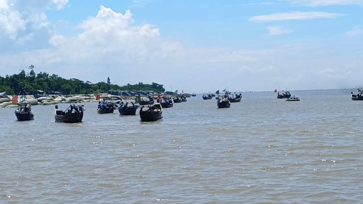মাছ ধরার নৌকায় সশস্ত্র জলদস্যুদের হামলা। ছবি- রূপালী বাংলাদেশ