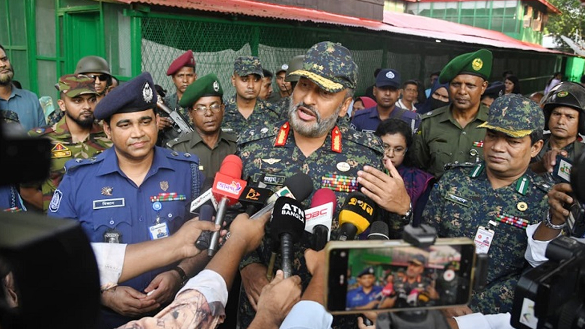সাংবাদিকদের সঙ্গে কথা বলেন আনসার ও গ্রাম প্রতিরক্ষা বাহিনীর মহাপরিচালক মেজর জেনারেল আবদুল মোতালেব সাজ্জাদ মাহমুদ। ছবি- সংগৃহীত