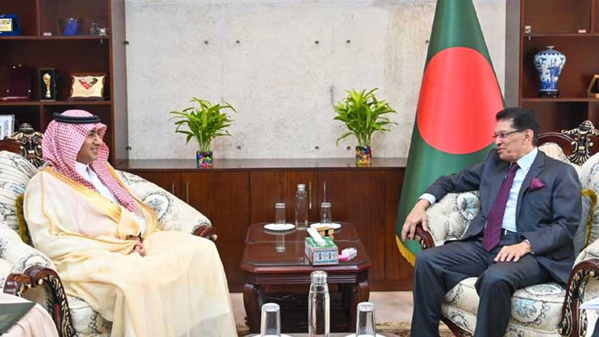পররাষ্ট্রমন্ত্রী ড. খলিলুর রহমান ও পররাষ্ট্র প্রতিমন্ত্রী শামা ওবায়েদ ইসলামের সঙ্গে রাষ্ট্রদূত ড. আব্দুল্লাহ জাফর এইচ বিন আবিয়া। ছবি : সংগৃহীত