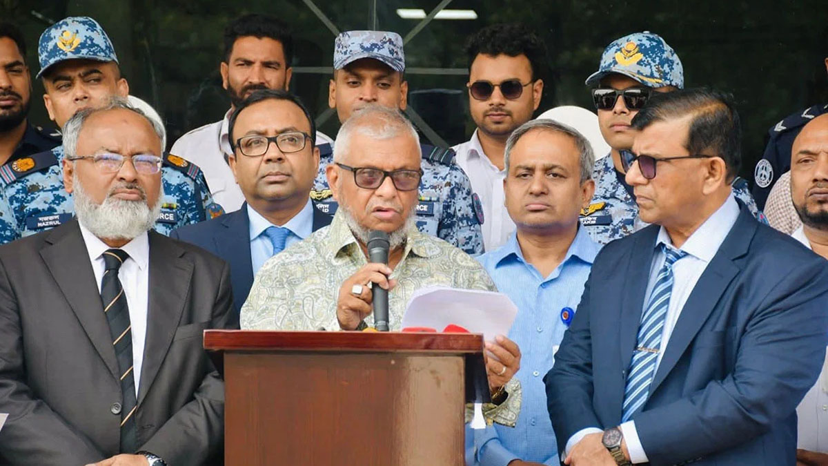 সাংবাদিকদের সঙ্গে কথা বলেন প্রবাসী কল্যাণ ও বৈদেশিক কর্মসংস্থান মন্ত্রণালয়ের মন্ত্রী আরিফুল হক চৌধুরী।  ছবি : সংগৃহীত