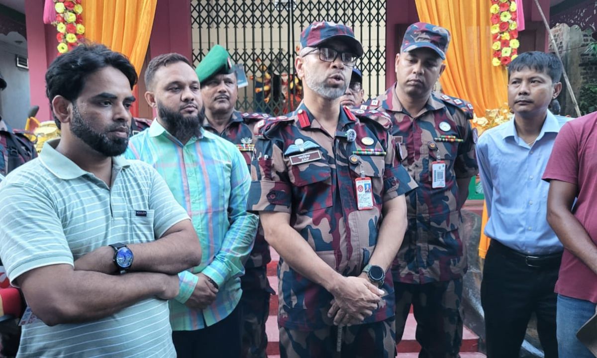 স্থানীয়দের সঙ্গে মতবিনিময়কালে কথা বলেন ৫২ বিজিবির অধিনায়ক। ছবি- রূপালী বাংলাদেশ