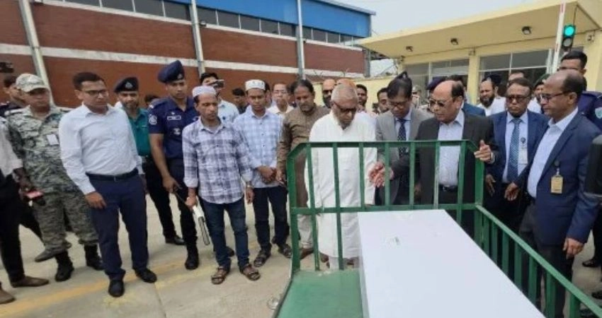 প্রবাসী আহমেদ আলীর মরদেহের কেবিনের সামনে প্রবাসী কল্যাণ ও বৈদেশিক কর্মসংস্থানমন্ত্রী আরিফুল হক চৌধুরী। ছবি : রূপালী বাংলাদেশ