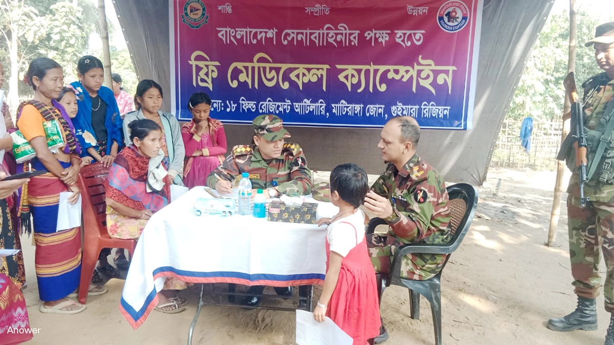 সাধারণ মানুষের মাঝে বিনামূল্যে চিকিৎসা সেবা দেয় সেনাবাহিনী। ছবি- রূপালী বাংলাদেশ