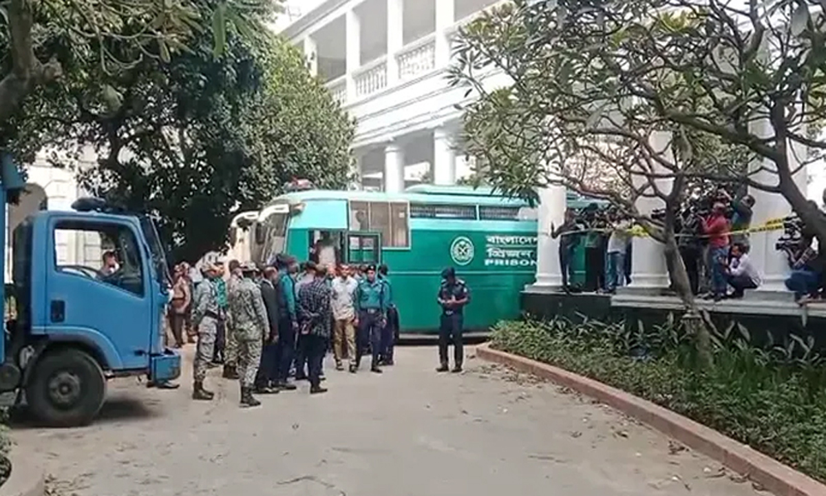 প্রিজনভ্যানে ১০ সেনা কর্মকর্তাকে ট্রাইব্যুনালে হাজির করা হয়। ছবি- সংগৃহীত