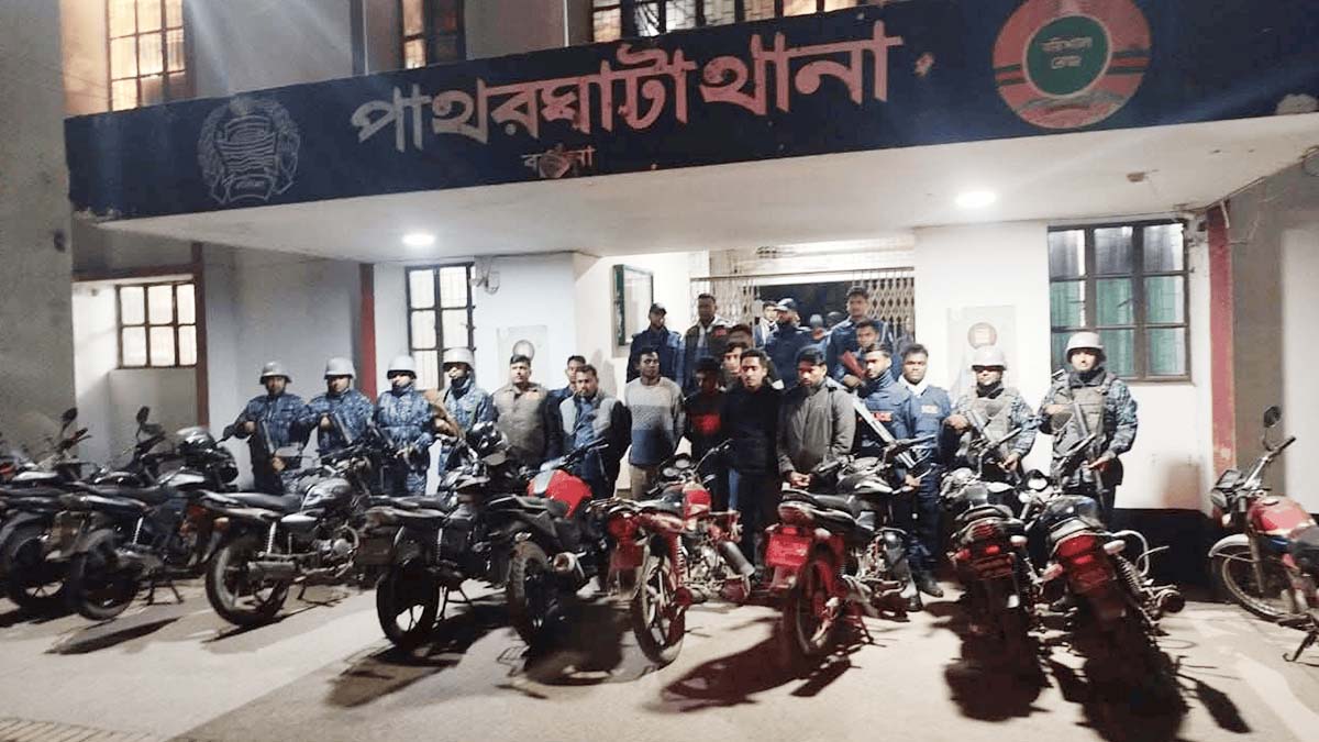 পাথরঘাটায় বিএনপি-জামায়াতের ৮ জনকে গ্রেপ্তার করে পুলিশ। ছবি : রূপালী বাংলাদেশ