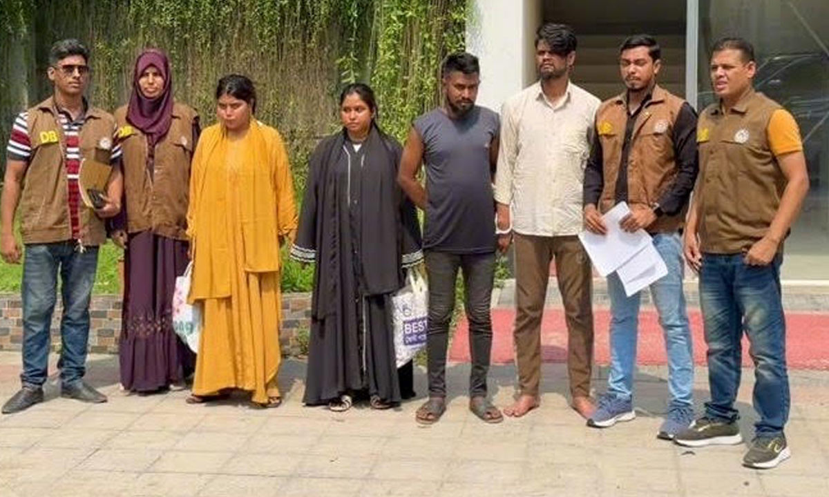নরসিংদীতে হানি ট্র্যাপ চক্রের চার সদস্যকে গ্রেপ্তার করে জেলা গোয়েন্দা পুলিশ (ডিবি)। ছবি : সংগৃহীত