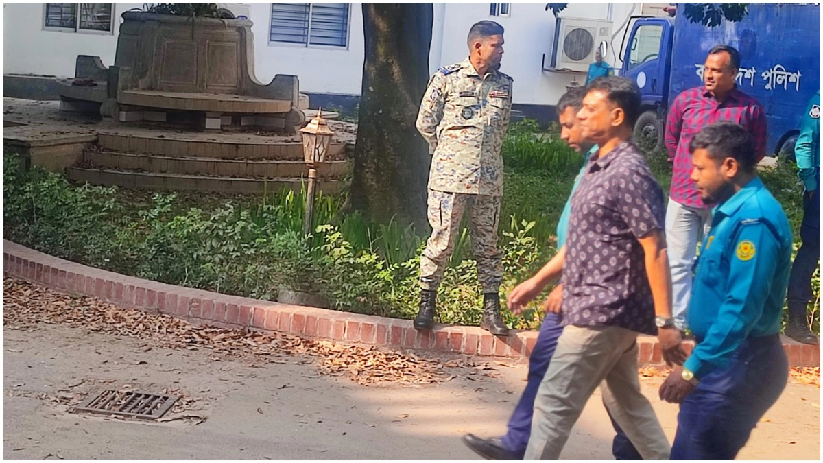 প্রিজন ভ্যান থেকে হাজতখানায় নেওয়া হচ্ছে  আসামিদের। ছবি- সংগৃহীত