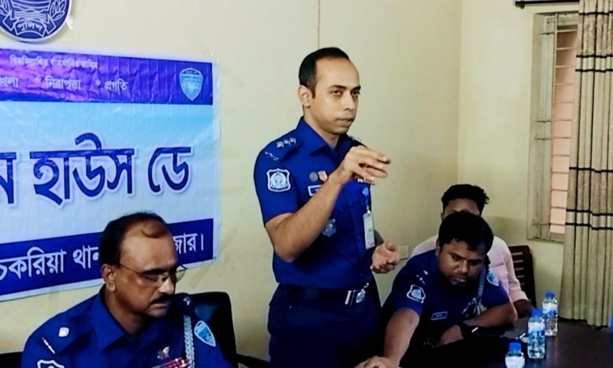 চকরিয়া থানায় ওপেন হাউস ডে অনুষ্ঠানে বক্তব্য দেন এএসপি অভিজিৎ দাশ। ছবি- রূপালী বাংলাদেশ