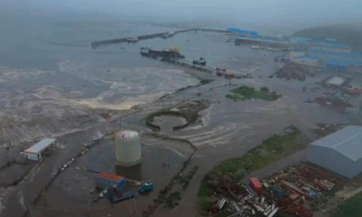সুনামি আঘাত হানার পর রাশিয়ার সেভেরো-কুরিলস্কের উপকূলীয় অঞ্চলের পরিস্থিতি। ছবি- সংগৃহীত