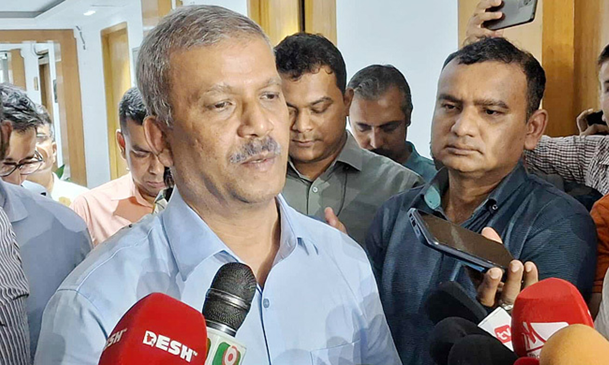 সাংবাদিকদের সঙ্গে কথা বলেন আইন উপদেষ্টা ড. আসিফ নজরুল। ছবি- সংগৃহীত