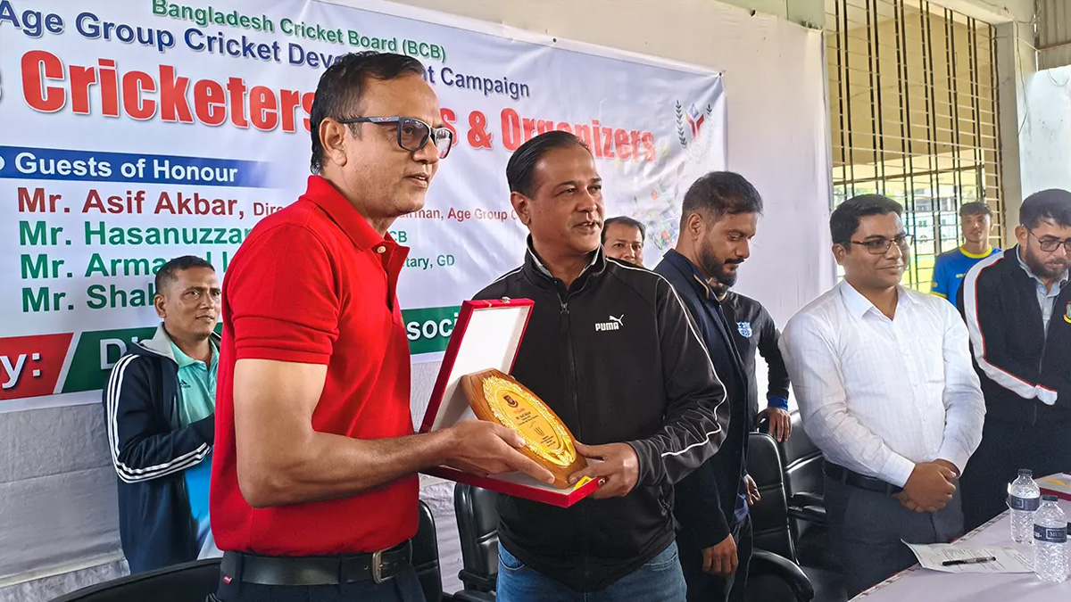 ঠাকুরগাঁও শহীদ মোহাম্মদ আলী স্টেডিয়াম পরিদর্শনের পর জেলা ক্রীড়া সংস্থার আয়োজনে বয়সভিত্তিক ক্রিকেট উন্নয়ন ক্যাম্পেইনে আসিফ আকবরসহ অন্যরা।  ছবি - সংগৃহীত