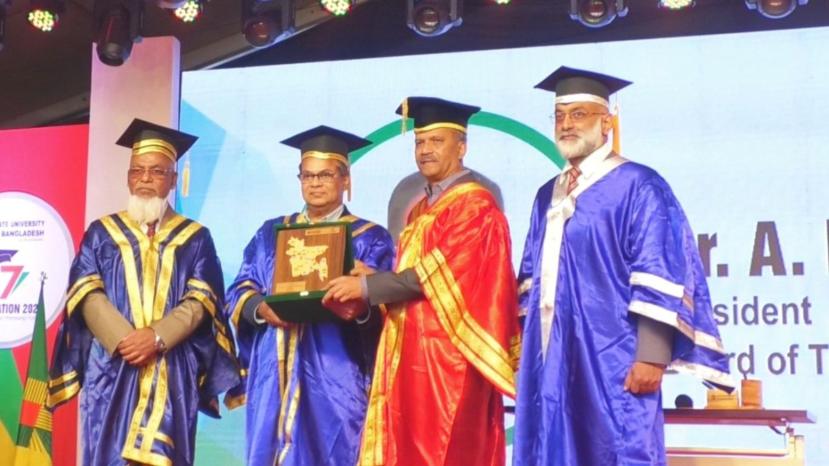 রূপগঞ্জে স্টেট ইউনিভার্সিটি অব বাংলাদেশের সপ্তম সমাবর্তন অনুষ্ঠানে আইন উপদেষ্টা ড. আসিফ নজরুল। ছবি- রূপালী বাংলাদেশ