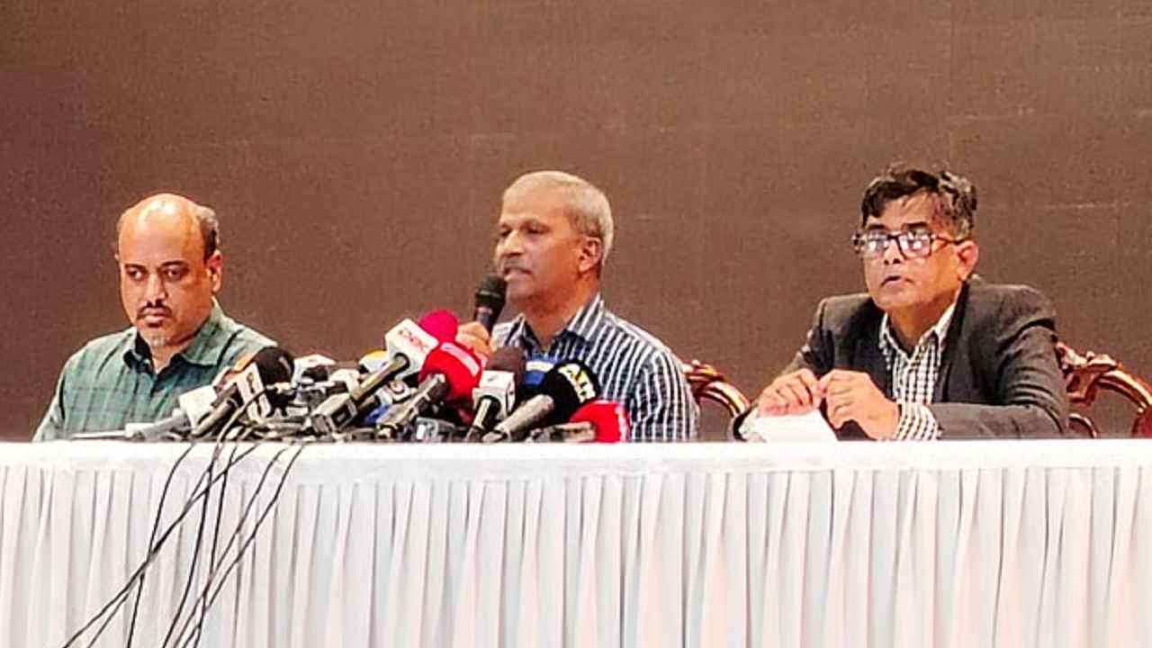 সংবাদ সম্মেলনে কথা বলেন উপদেষ্টা আসিফ নজরুল। ছবি: সংগৃহীত