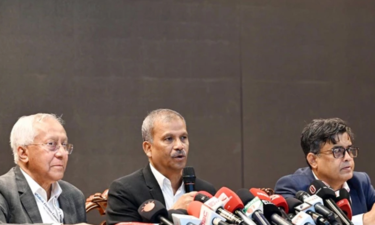 ফরেন সার্ভিস একাডেমির মিলনায়তনে প্রেস বিফ্রিংয়ে কথা বলছেন আইন উপদেষ্টা। ছবি- সংগৃহীত