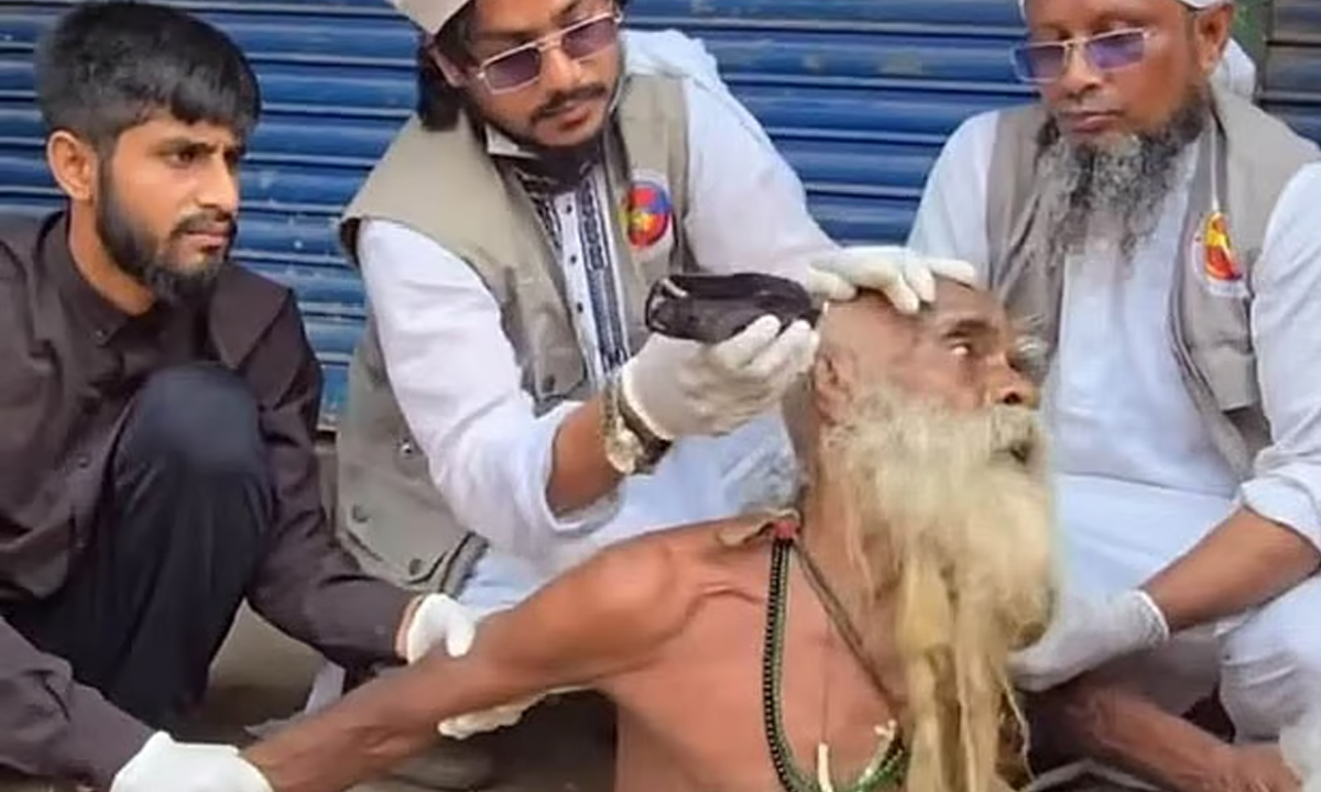 জোর করে চুল কেটে দেওয়ার এই ঘটনা চার মাস আগে ময়মনসিংহের কাশীগঞ্জ বাজারে ঘটে। ছবি- সংগৃহীত