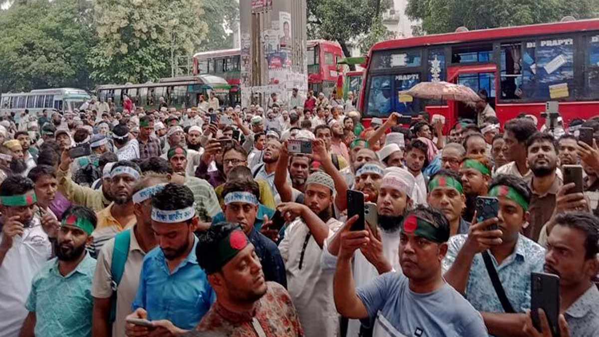প্রেস ক্লাবের সামনে জড়ো হচ্ছেন এমপিও শিক্ষকরা। ছবি- সংগৃহীত
