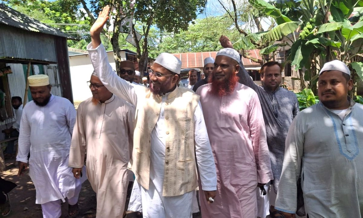 নির্বাচনি প্রচারণায় মো. আতাউর রহমান সরকার। ছবি- রূপালী বাংলাদেশ