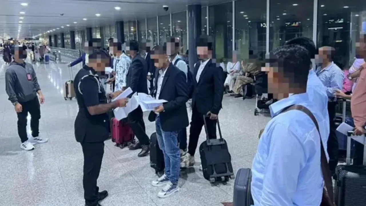 বিমানবন্দরে আটক ব্যক্তিরা। ছবি- সংগৃহীত